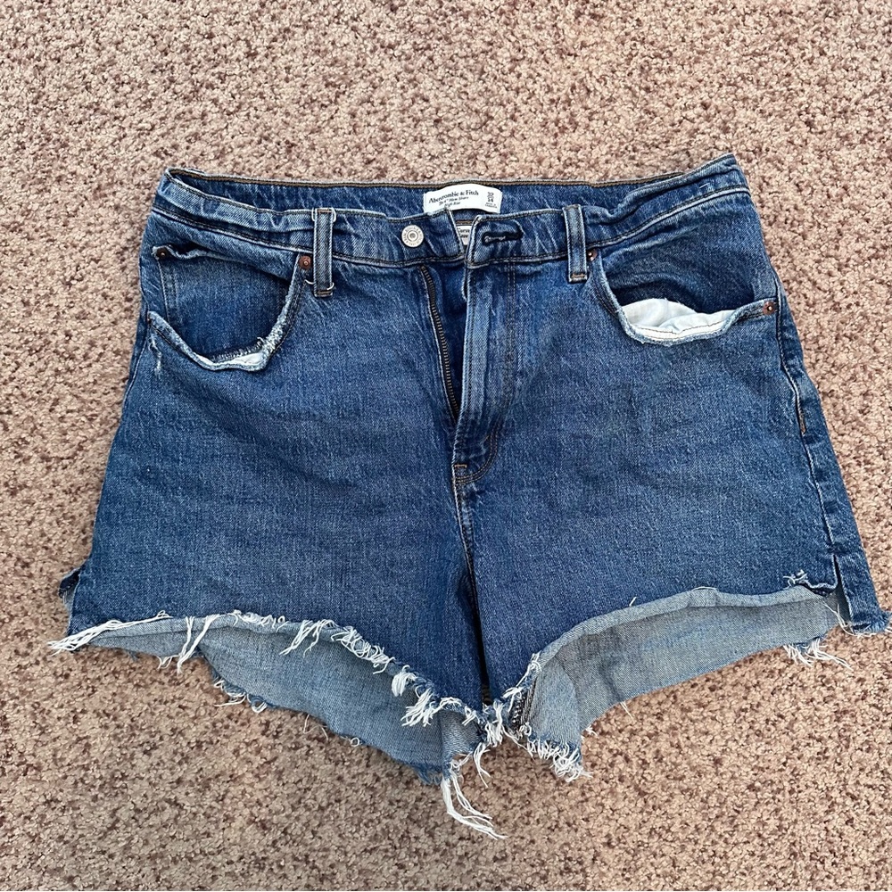 EUC Abercrombie and Fitch The 4" Mom Short High Rise